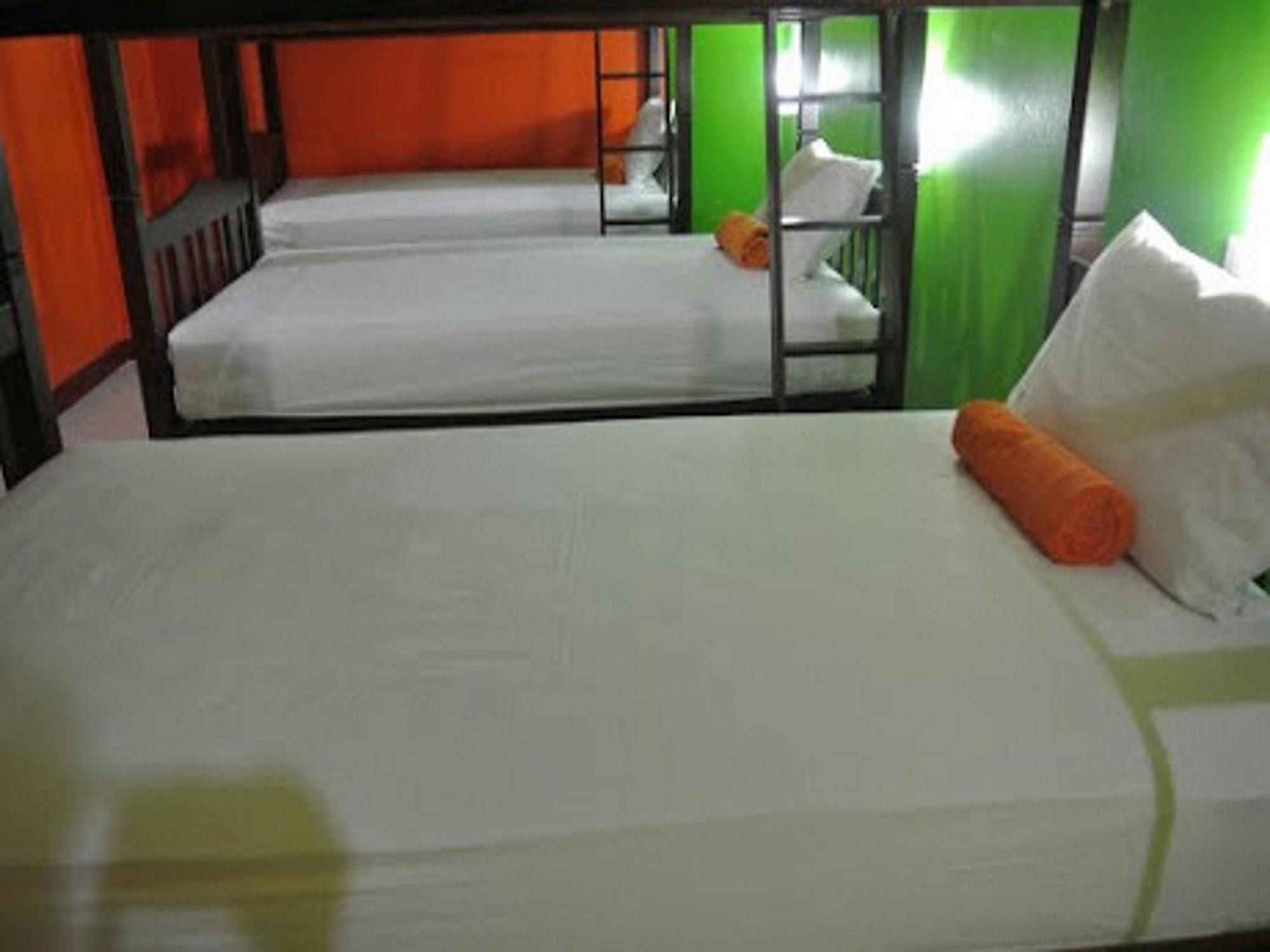 Silla Patong Hostel Exterior foto