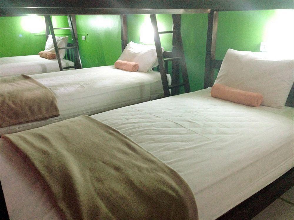 Silla Patong Hostel Exterior foto