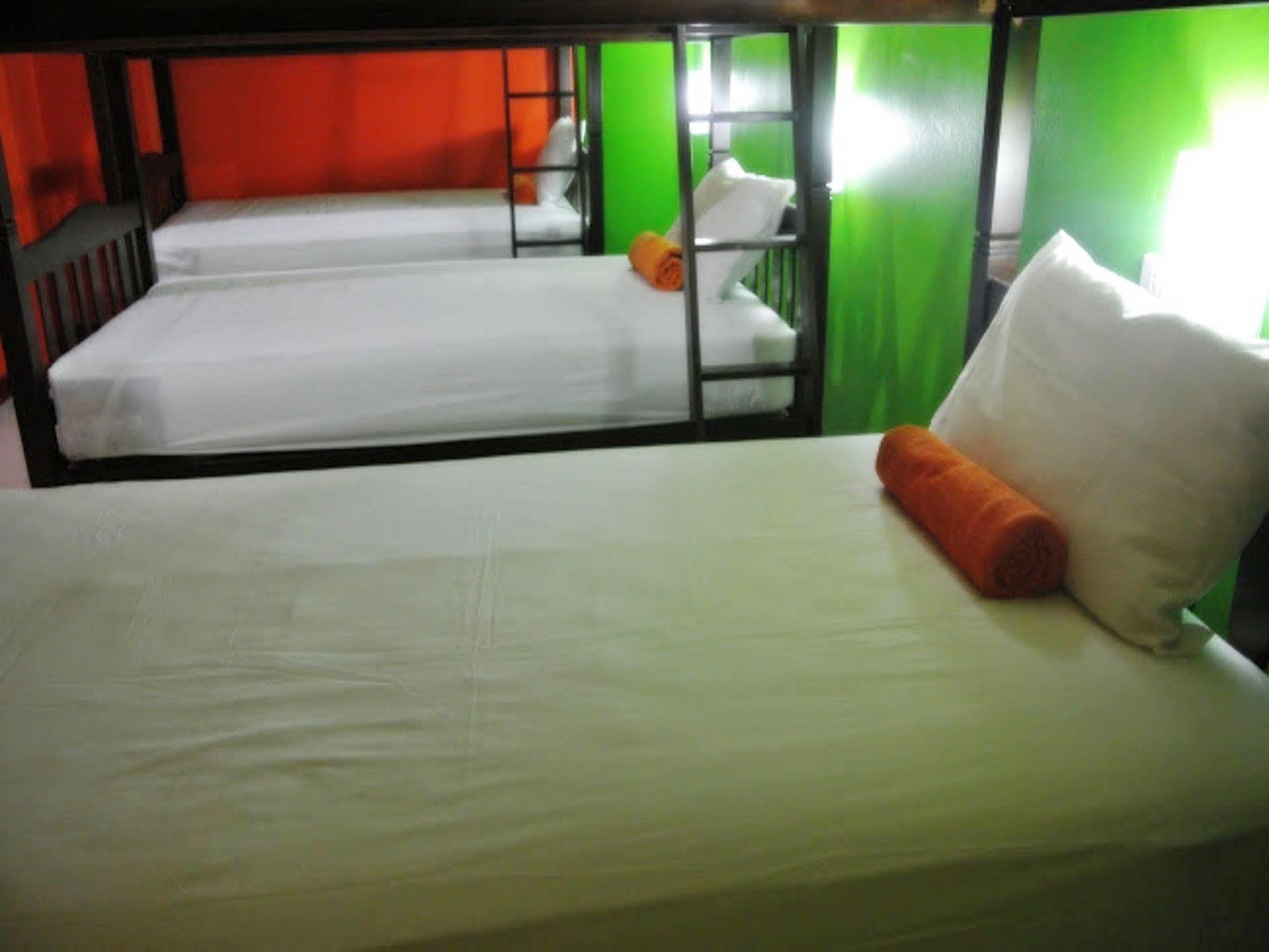 Silla Patong Hostel Exterior foto