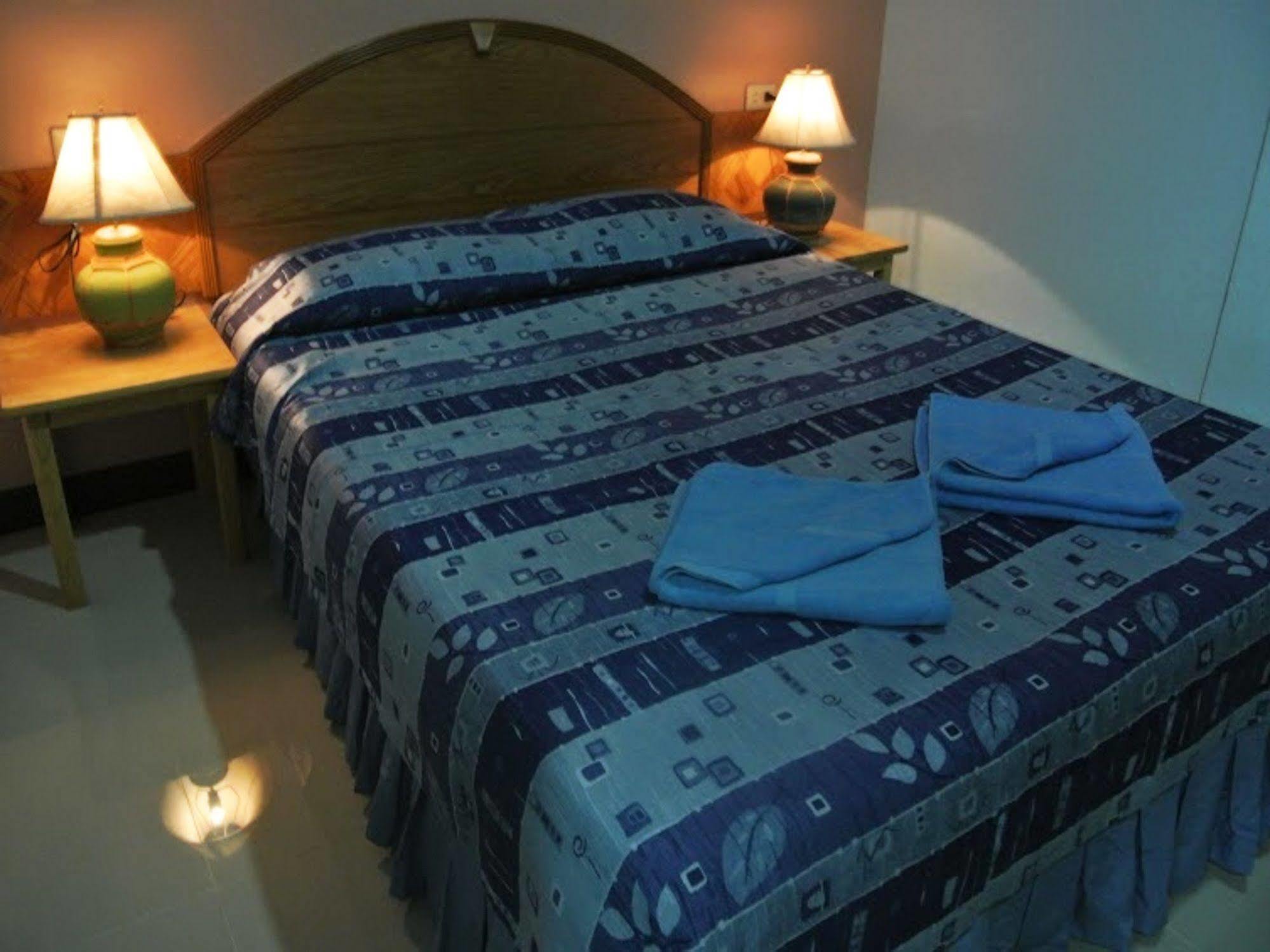 Silla Patong Hostel Exterior foto