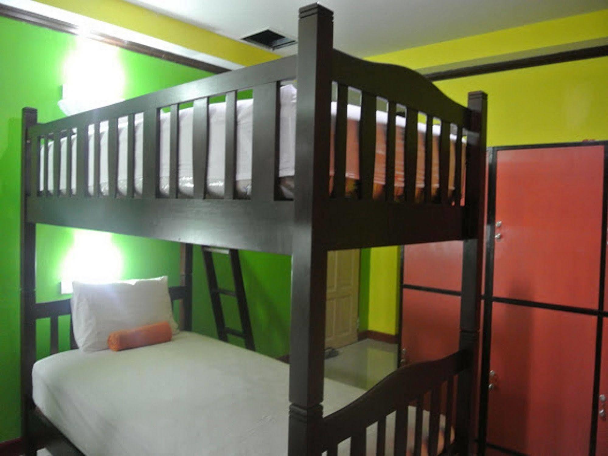 Silla Patong Hostel Exterior foto