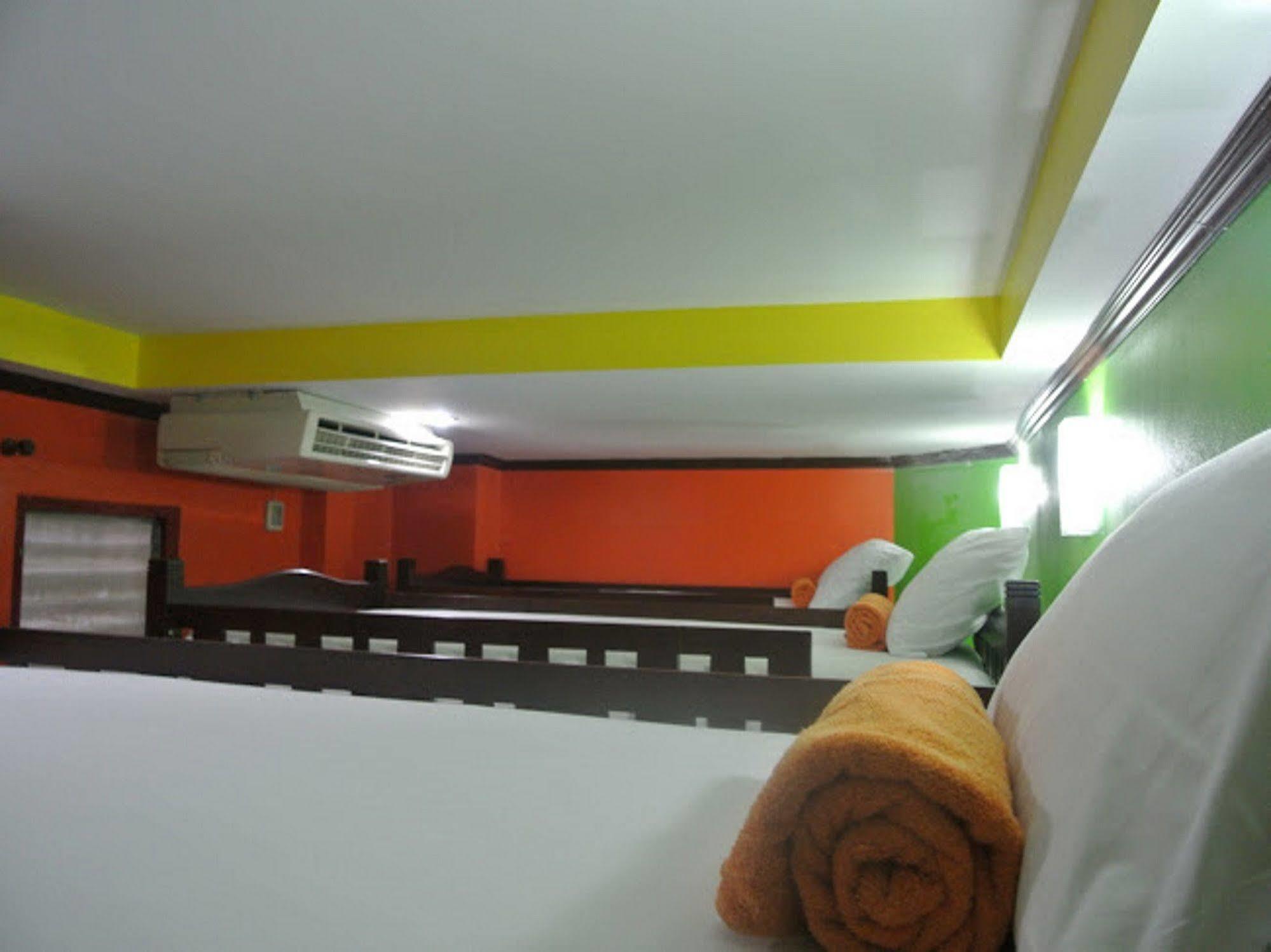 Silla Patong Hostel Exterior foto