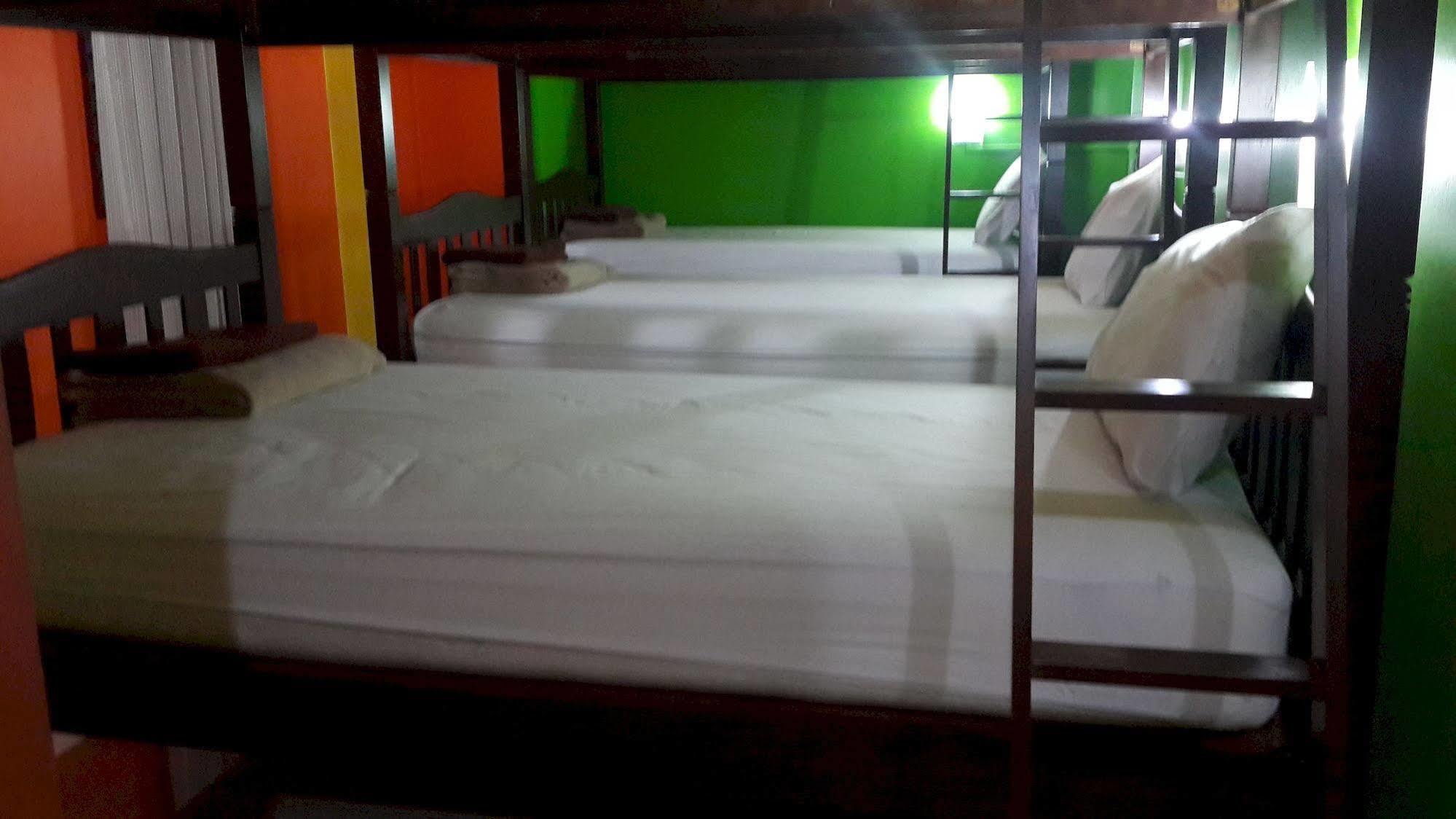 Silla Patong Hostel Exterior foto
